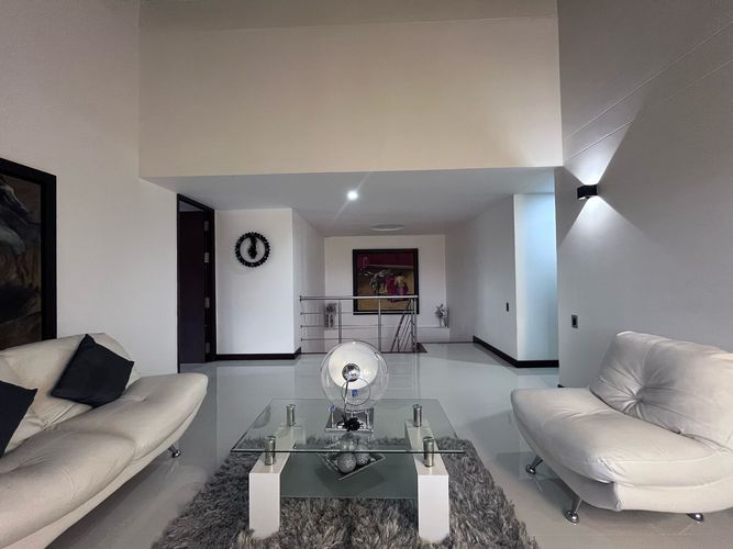 Casa de 3 alcobas en arriendo en Loma Benedictinos, Envigado, 435 m² · foto 5 de 20
