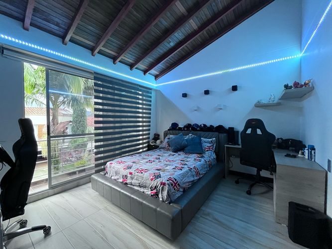 Casa de 3 alcobas en arriendo en Loma Benedictinos, Envigado, 435 m² · foto 10 de 20