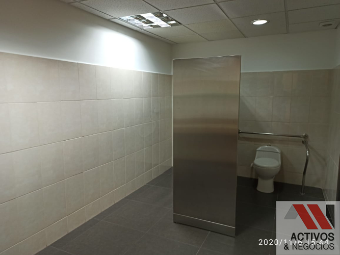 Oficina en arriendo en Patio Bonito, Medellín, 341 m² · foto 8 de 8