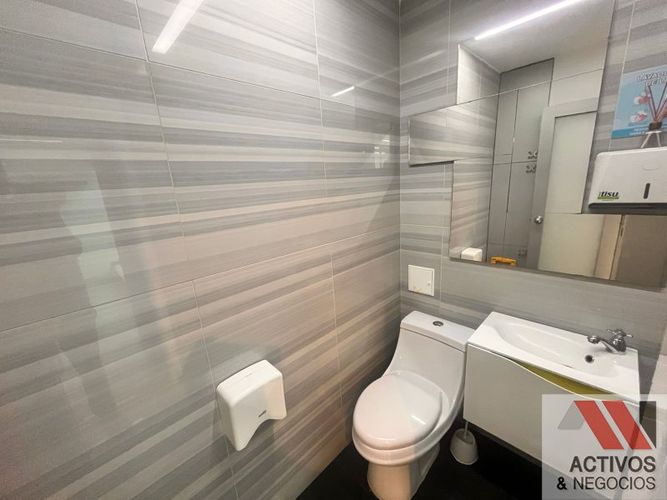 Oficina en arriendo en El Castillo, Medellín, 75 m² · foto 8 de 12