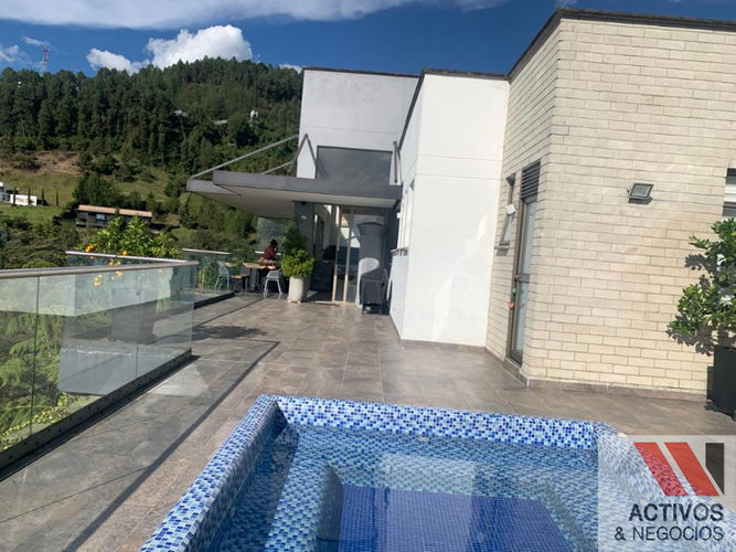 Casa de 4 alcobas en arriendo en Zona Centro, Envigado, 500 m² · foto 2 de 22