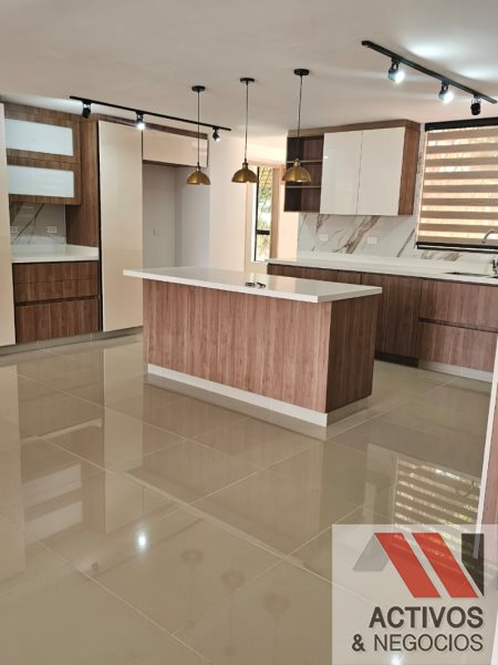 Apartamento de 4 alcobas en venta en El Poblado, Medellín, 210 m² · foto 16 de 17
