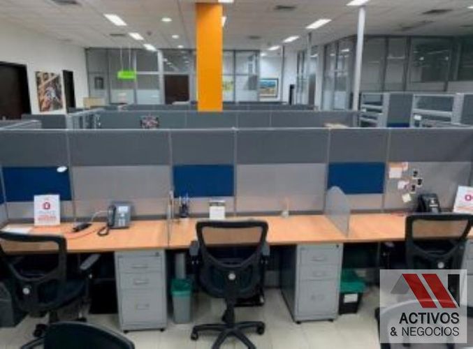 Oficina en arriendo en Villa Carlota, Medellín, 335 m² · foto 2 de 7