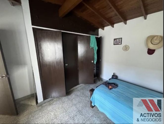 Casa de 4 alcobas en venta en Los Colores, Medellín, 238 m² · foto 3 de 24