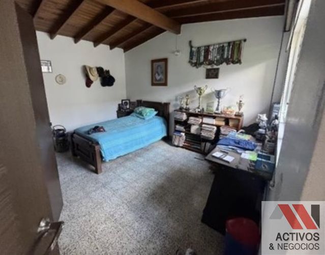 Casa de 4 alcobas en venta en Los Colores, Medellín, 238 m² · foto 4 de 24