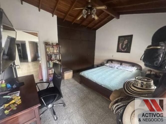 Casa de 4 alcobas en venta en Los Colores, Medellín, 238 m² · foto 8 de 24