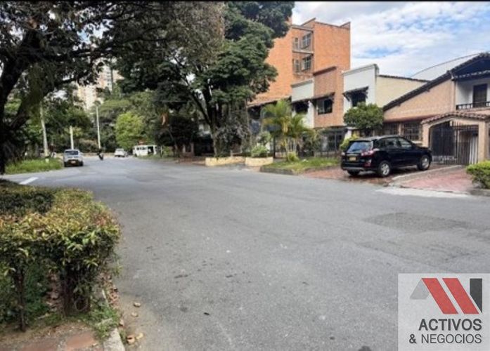 Casa de 4 alcobas en venta en Los Colores, Medellín, 238 m² · foto 9 de 24