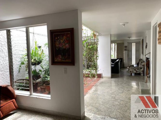 Casa de 4 alcobas en venta en Los Colores, Medellín, 238 m² · foto 15 de 24