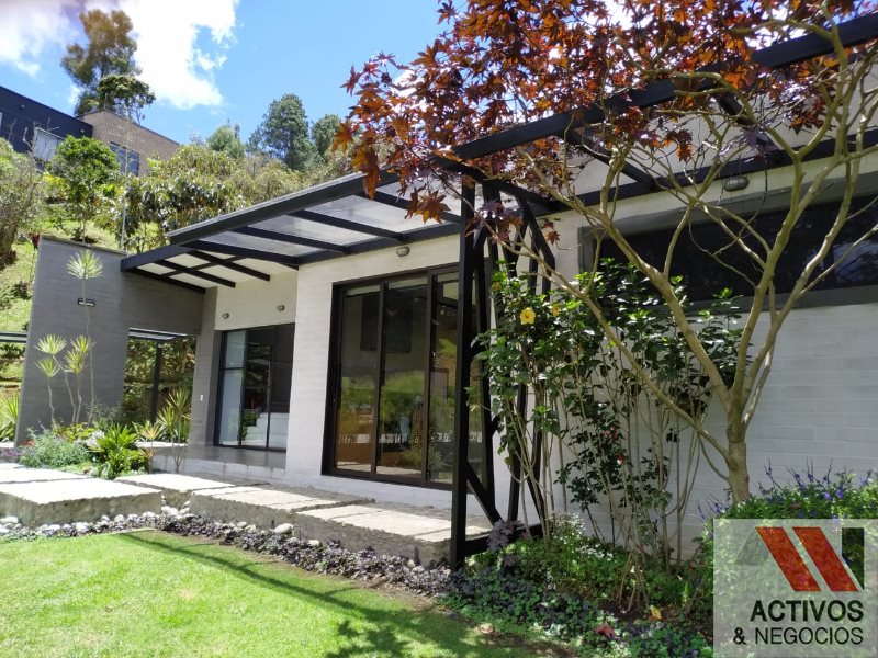 4BR House in Vía Las Palmas (2900 m²) - 2