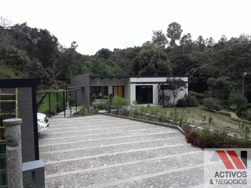 4BR House in Vía Las Palmas (2900 m²) - 4