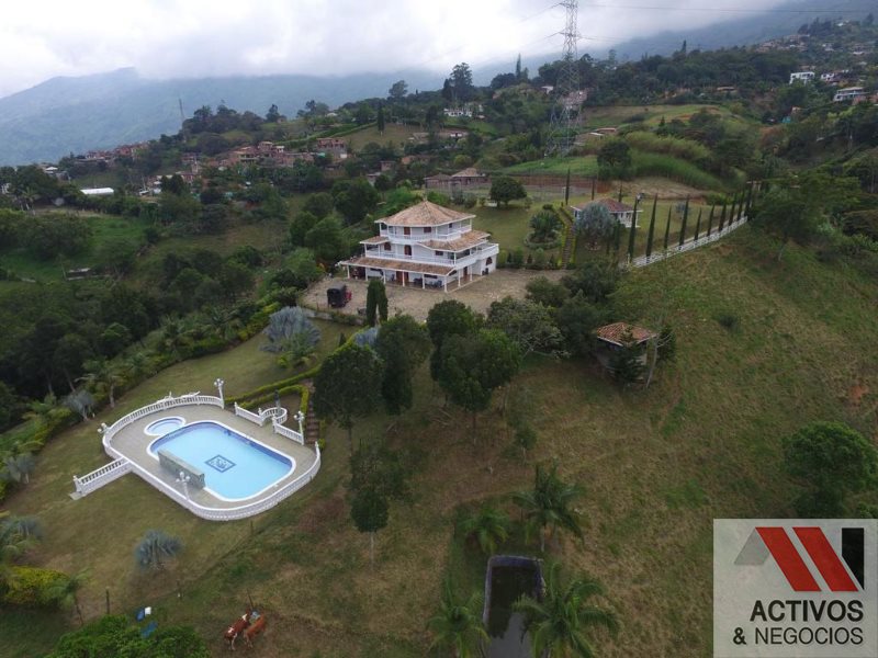 9BR Country House in Centro for Sale