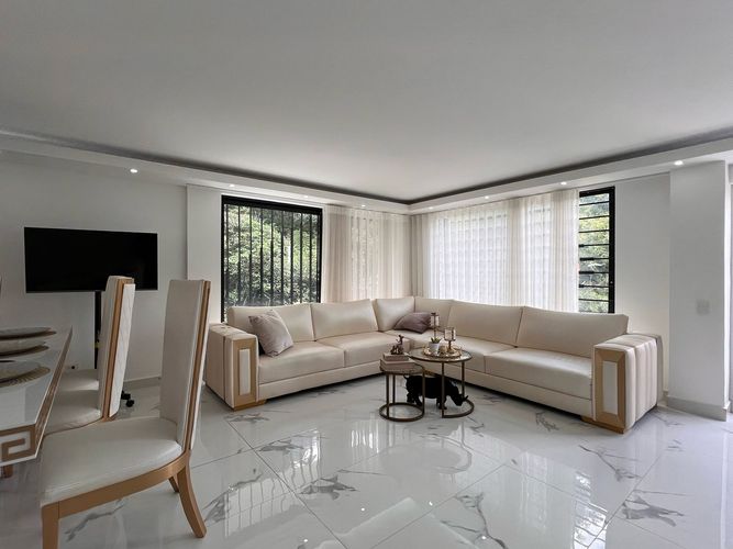 Apartamento de 3 alcobas en venta en El Poblado, Medellín, 222 m² · foto 2 de 16