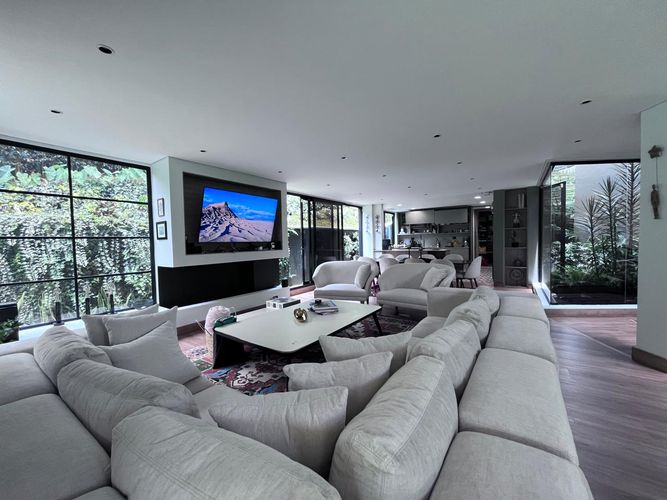 Casa de 4 alcobas en arriendo en Carrizales, Envigado, 361 m² · foto 2 de 19
