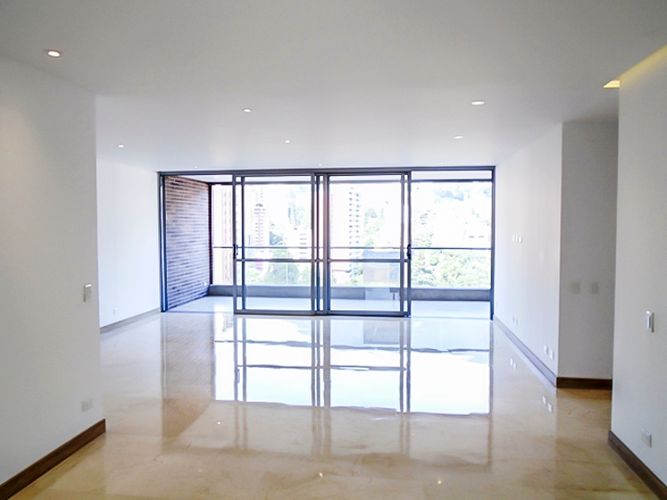 Apartamento de 3 alcobas en arriendo en El Poblado, Medellín, 240 m² · foto 2 de 16