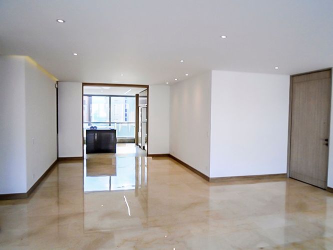 Apartamento de 3 alcobas en arriendo en El Poblado, Medellín, 240 m² · foto 3 de 16