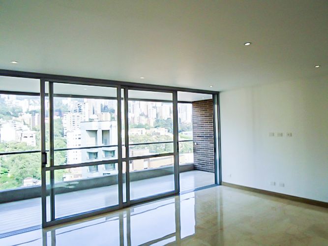 Apartamento de 3 alcobas en arriendo en El Poblado, Medellín, 240 m² · foto 4 de 16