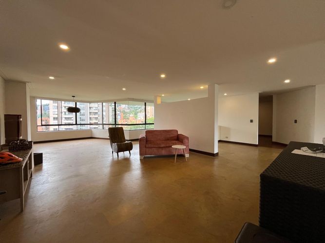 Apartamento de 3 alcobas en arriendo en El Poblado, Medellín, 210 m² · foto 2 de 19