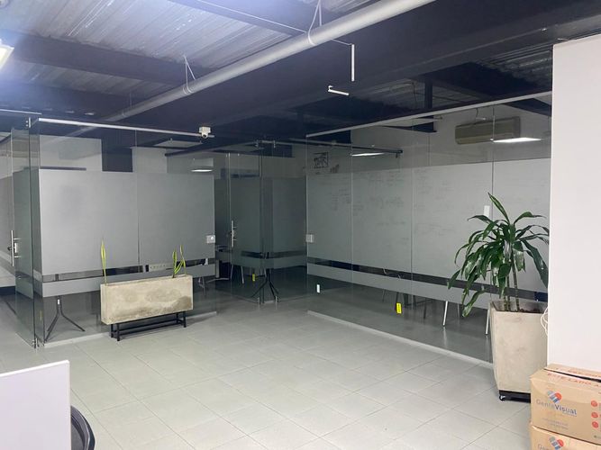 Oficina en arriendo en El Poblado, Medellín, 140 m² · foto 2 de 17