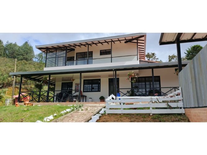 Casa de 4 alcobas en venta en Guarne, 290 m² · foto 2 de 16