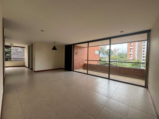 Apartamento de 3 alcobas en venta en El Poblado, Medellín, 129 m² · foto 2 de 18