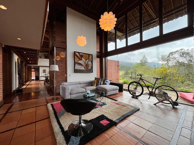 Casa de 3 alcobas en venta en Escobero, Envigado, 410 m² · foto 2 de 20