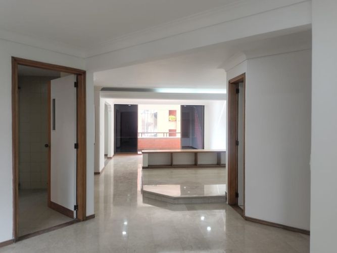 Apartamento de 3 alcobas en arriendo en El Poblado, Medellín, 178 m² · foto 2 de 18
