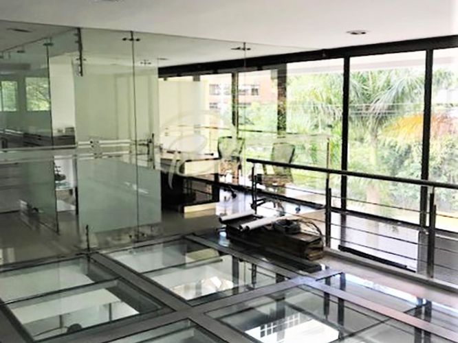 Local en arriendo en El Poblado, Medellín, 374 m² · foto 2 de 6