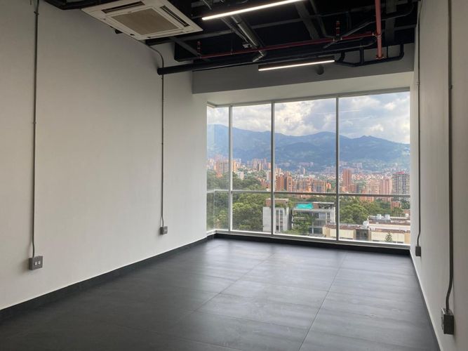 Oficina en arriendo en El Poblado, Medellín, 33 m² · foto 2 de 8