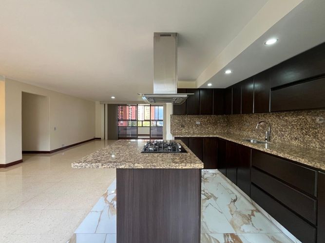 Apartamento de 3 alcobas en arriendo en El Poblado, Medellín, 145 m² · foto 8 de 19