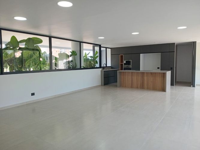 Apartamento de 3 alcobas en venta en El Poblado, Medellín, 220 m² · foto 3 de 18