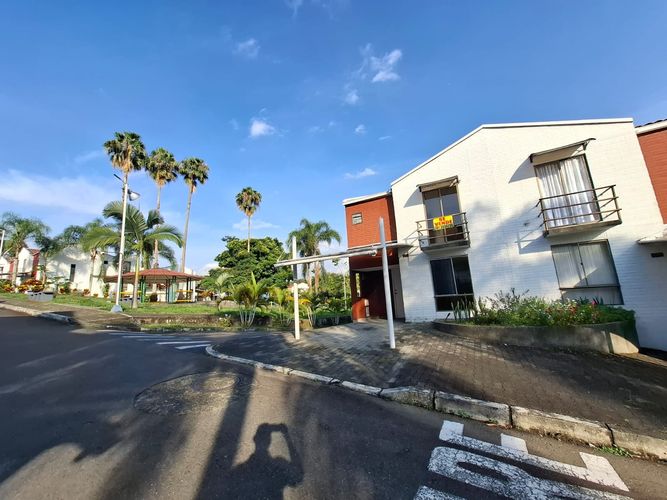 Casa de 4 alcobas en venta en Coralina, Pereira, 96 m² · foto 2 de 24