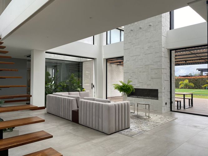 Casa de 5 alcobas en venta en Llano Grande, Rionegro, 800 m² · foto 2 de 18