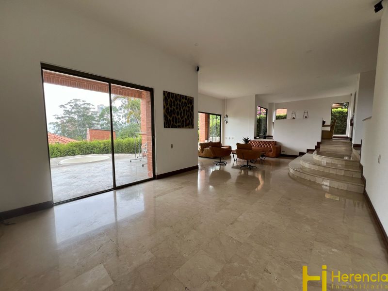 4BR House in Suroriente (378 m²)