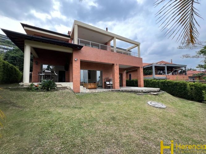 Casa de 4 alcobas en arriendo en Medellín, 378 m² · foto 10 de 24