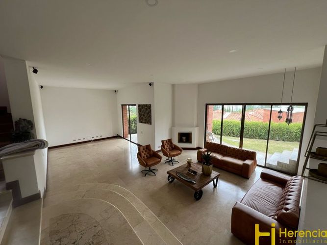 Casa de 4 alcobas en arriendo en Medellín, 378 m² · foto 15 de 24