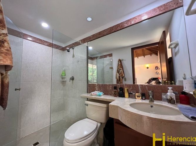 Casa de 4 alcobas en arriendo en Medellín, 378 m² · foto 16 de 24