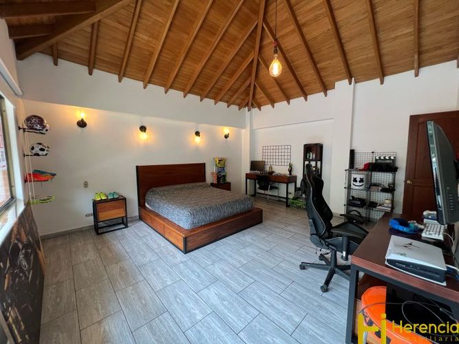 Casa de 4 alcobas en arriendo en Medellín, 378 m² · foto 17 de 24