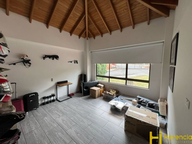 Casa de 4 alcobas en arriendo en Medellín, 378 m² · foto 18 de 24