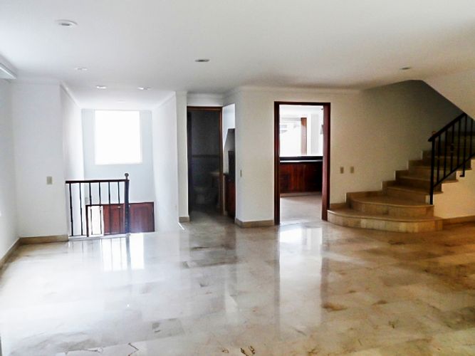 Casa de 3 alcobas en venta en El Poblado, Medellín, 340 m² · foto 2 de 15