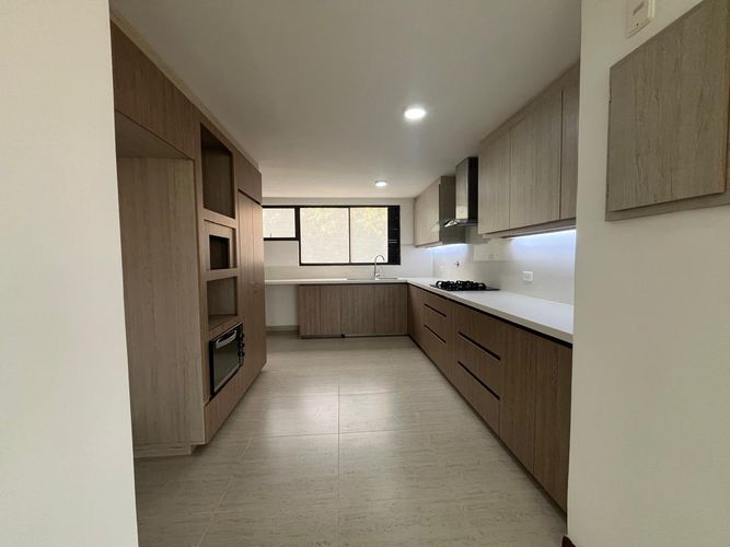 Apartamento de 3 alcobas en arriendo en El Poblado, Medellín, 157 m² · foto 5 de 16