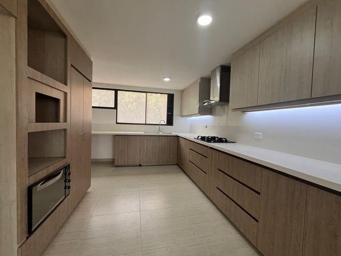 Apartamento de 3 alcobas en arriendo en El Poblado, Medellín, 157 m² · foto 6 de 16