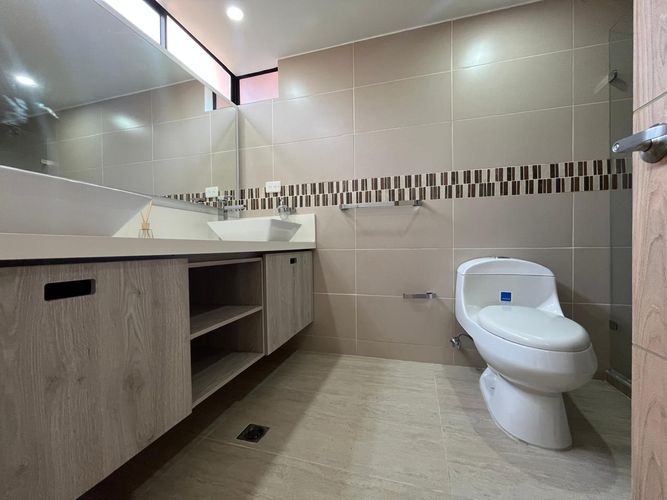 Apartamento de 3 alcobas en arriendo en El Poblado, Medellín, 157 m² · foto 15 de 16