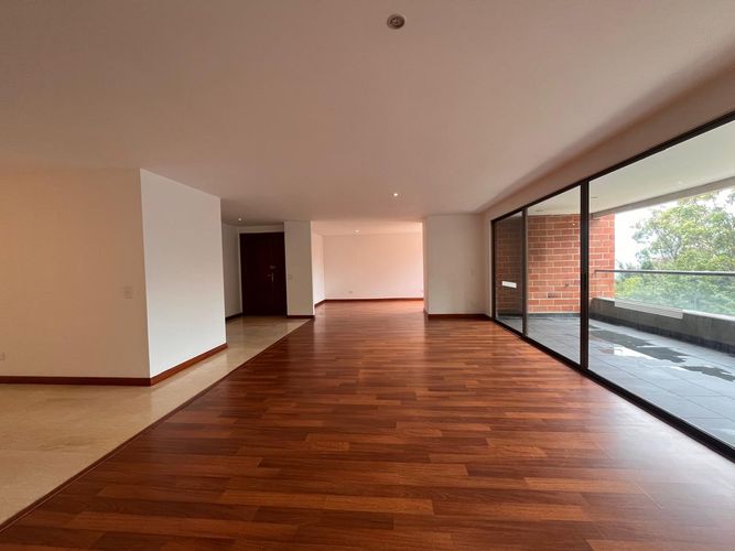 Apartamento de 3 alcobas en arriendo en El Poblado, Medellín, 215 m² · foto 2 de 20