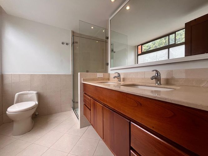 Apartamento de 3 alcobas en arriendo en El Poblado, Medellín, 215 m² · foto 18 de 20
