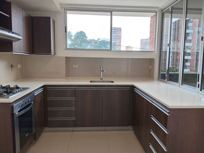 Apartamento de 3 alcobas en venta en Los Naranjos, Medellín, 128 m² · foto 5 de 19
