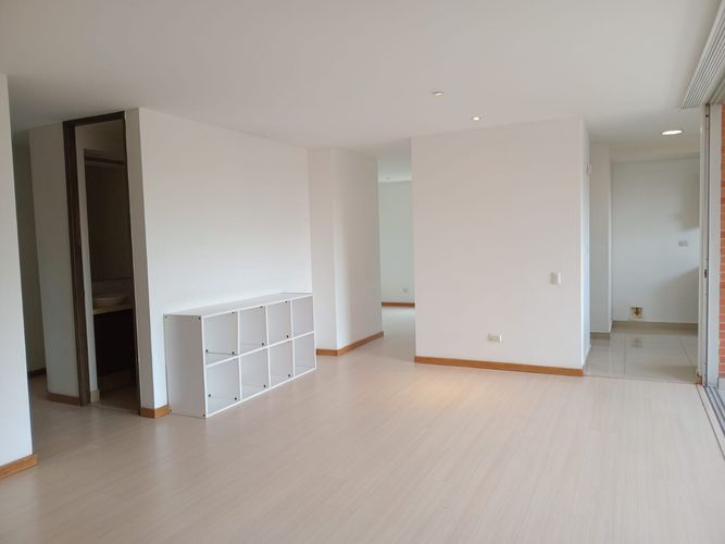 Apartamento de 3 alcobas en arriendo en Los Naranjos, Medellín, 128 m² · foto 3 de 19