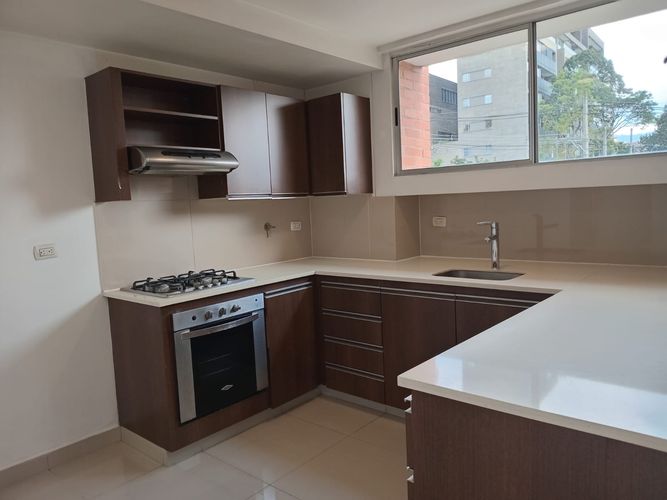 Apartamento de 3 alcobas en arriendo en Los Naranjos, Medellín, 128 m² · foto 4 de 19