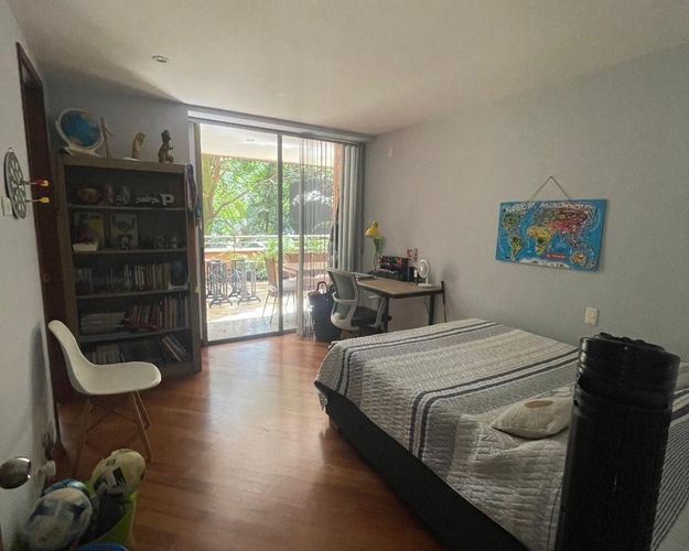 Apartamento de 3 alcobas en venta en Los Naranjos, Medellín, 218 m² · foto 4 de 6