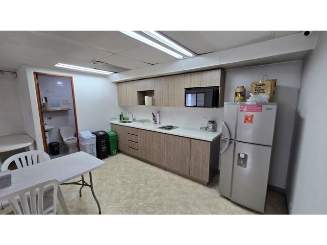 Bodega en arriendo en El Poblado, Medellín, 400 m² · foto 8 de 19