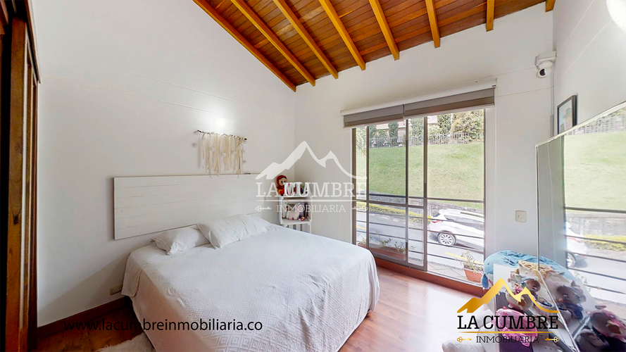 Casa de 3 alcobas en venta en Loma El Atravesado, Envigado, 290 m² · foto 11 de 17